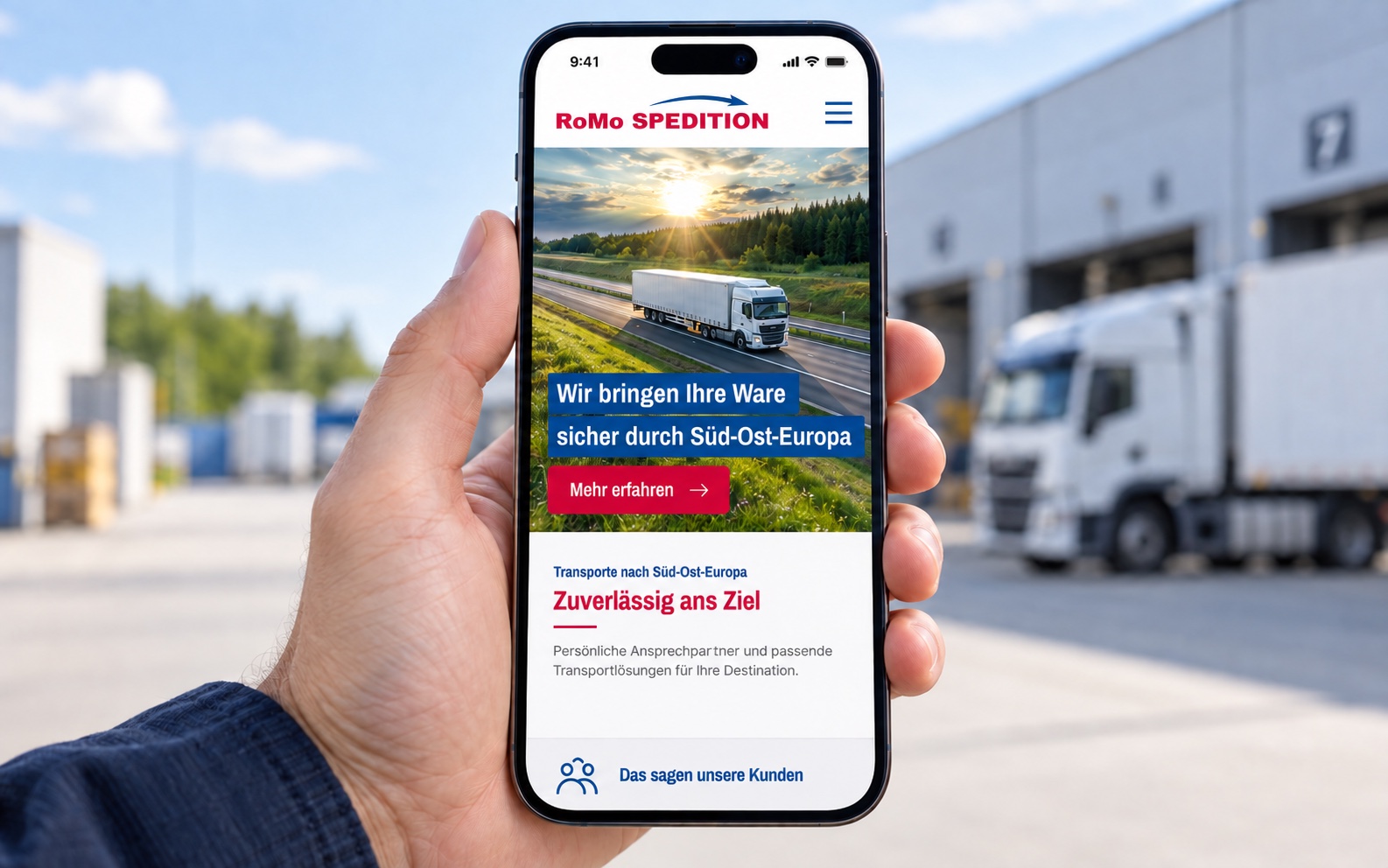 Mobile RoMo-Spedition-Website auf einem Smartphone in einer Hand
