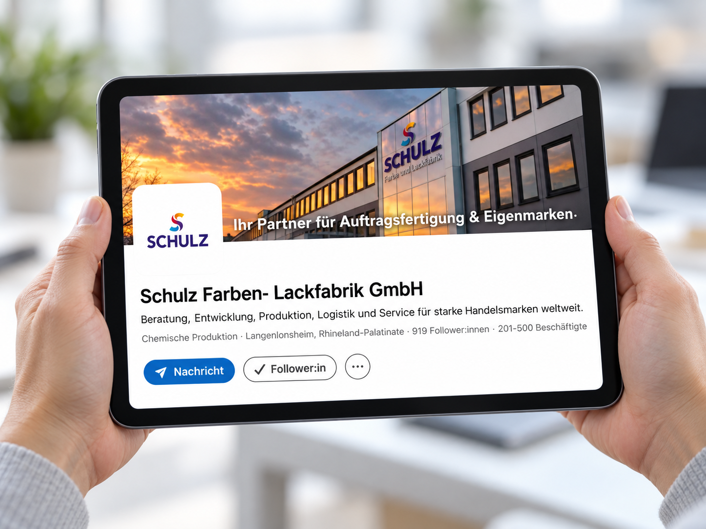 Schulz Farben – optimierter LinkedIn-Auftritt auf einem iPad im Querformat